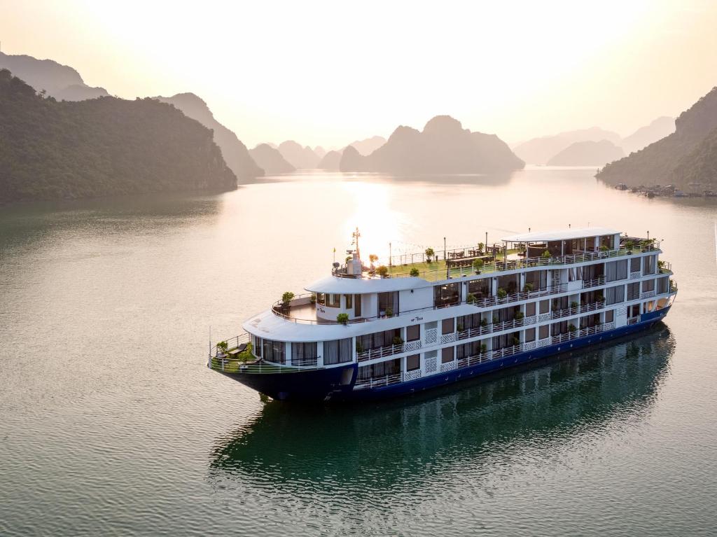Mon Cheri Cruise – Halong Bay - Lan Ha Bay - Cat Ba Island – Vietnam Xin Chao